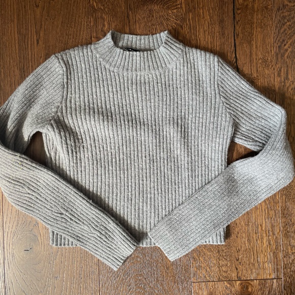 Brandy Melville grey sweater - Picture 2 of 4